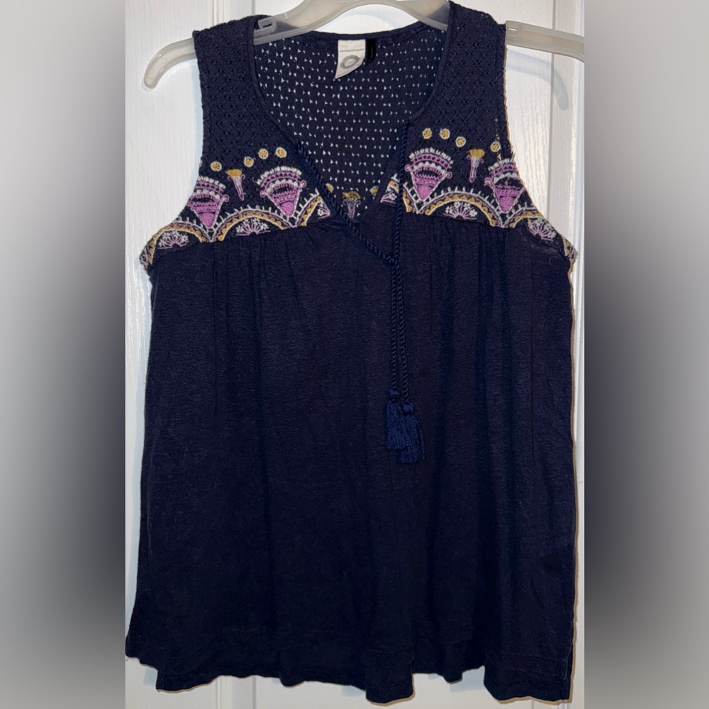 Akemi + Kin Embroidered Navy Sleeveless Blouse Size XS - Picture 3 of 8